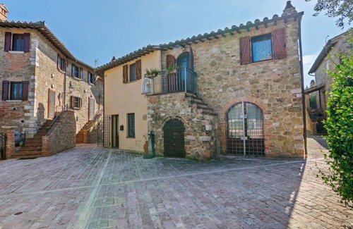 Corciano Maison | Rustic Holiday Home in Corciano with Swimming Pool