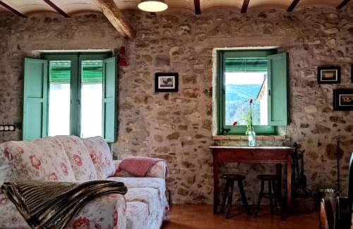 Mieras Maison | Rustic Home in Mieres near Banyoles Lake