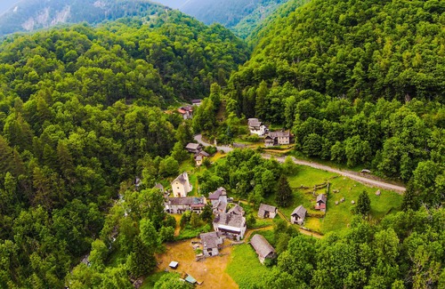 Cerentino Maison | Rustic house surrounded by greenery