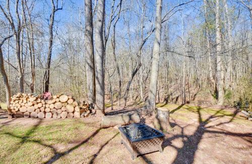 Arcade Appartement | Rustic Jefferson Retreat with Fire Pit Near Athens!