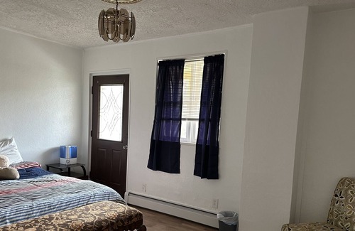 Amsterdam Appartement | Rustic, king bed. Pets welcome! Close to shopping, hospitals, restaurants, etc.