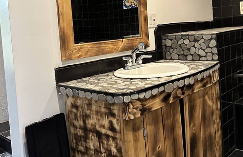 Amsterdam Appartement | Rustic, king bed. Pets welcome! Close to shopping, hospitals, restaurants, etc.