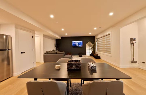 Airdrie Appartement | Rustic Lake‑Front Private Basement Suite Court Access & Gym