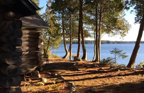 Franklin Cabine | Cabine rustique Lakeside avec commodités modernes.