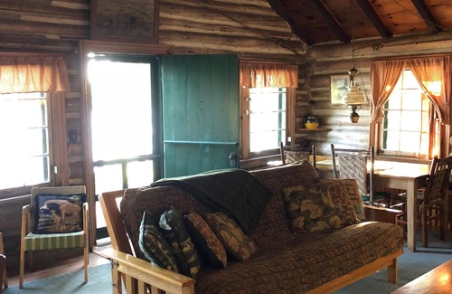 Franklin Cabine | Cabine rustique Lakeside avec commodités modernes.