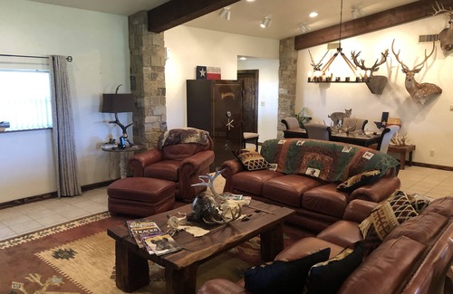 Calvert Cabine | Rustic Lodge on 100 acre ranch between College Station and Waco