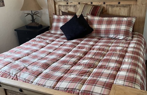 Calvert Cabine | Rustic Lodge on 100 acre ranch between College Station and Waco