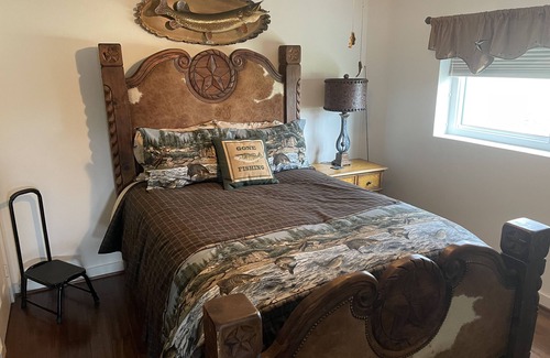 Calvert Cabine | Rustic Lodge on 100 acre ranch between College Station and Waco