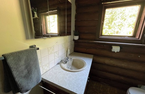 Sicamous Autre | Rustic log home retreat on Mara Hills Golf Resort with lake view.