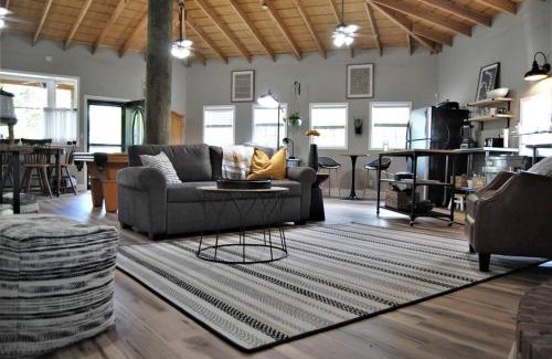 Houston County Maison | Rustic Modern Cabin at Jadon's Pond