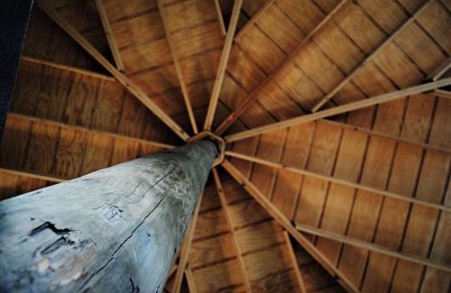 Houston County Maison | Rustic Modern Cabin at Jadon's Pond