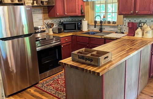 McArthur Cabine | Rustic Modern Cabin on Highland Cow Farm: Hiking Trails, Hot Tub and Fire pit