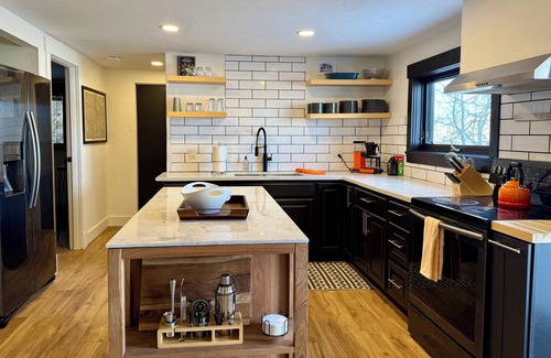 Fairplay Cabine | Rustic Modern Luxury Cabin with Private Cedar Hot Tub and Yoga Sun Hut