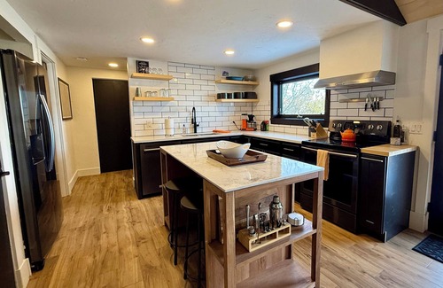 Fairplay Cabine | Rustic Modern Luxury Cabin with Private Cedar Hot Tub and Yoga Sun Hut