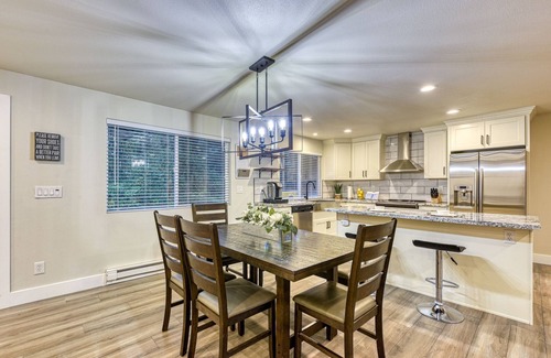 Duvall Maison | ★ Rustic Modern Mid Century Big Farmhouse ★ 2 Portable AC Units!