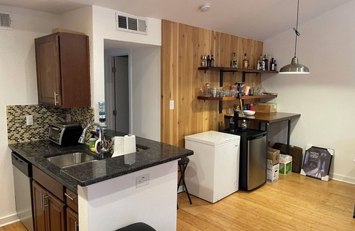 South Lamar Copropriété | Rustic Pool Front Condo with AC, High Speed Wifi in Beautiful Austin, TX