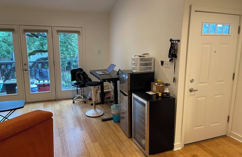 South Lamar Copropriété | Rustic Pool Front Condo with AC, High Speed Wifi in Beautiful Austin, TX