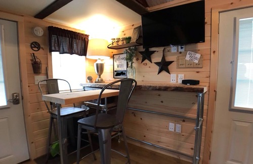 Peach Glen Cabine | Rustic Primitive Tiny House Cabin