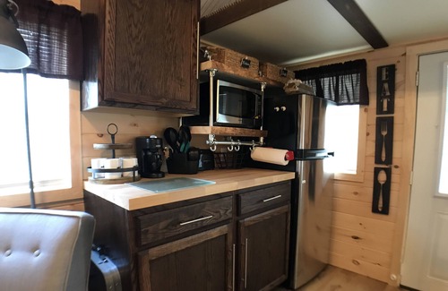 Peach Glen Cabine | Rustic Primitive Tiny House Cabin