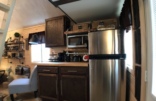 Peach Glen Cabine | Rustic Primitive Tiny House Cabin