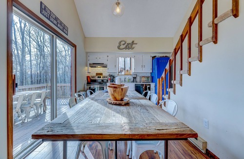 Stroudsburg Cabine | Rustic Private Cabin Outdoor Hot tub w/ Lake View