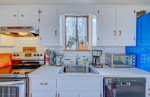 Stroudsburg Cabine | Rustic Private Cabin Outdoor Hot tub w/ Lake View
