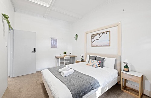 Maroubra South Maison | Rustic Queen Room - Seconds to Stores & Eateries - Shared Bathroom
