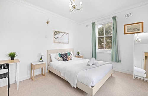 Maroubra South Maison | Rustic Queen Room - Seconds to Stores & Eateries - Shared Bathroom