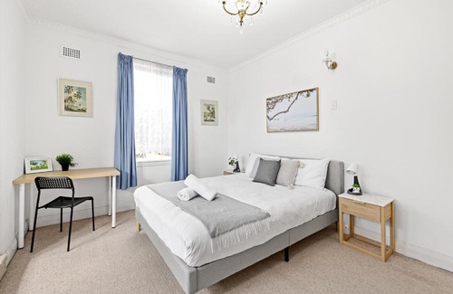 Maroubra South Maison | Rustic Queen Room - Seconds to Stores & Eateries - Shared Bathroom