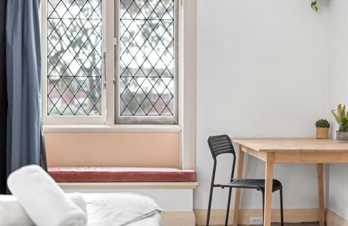 Maroubra South Maison | Rustic Queen Room - Seconds to Stores & Eateries - Shared Bathroom