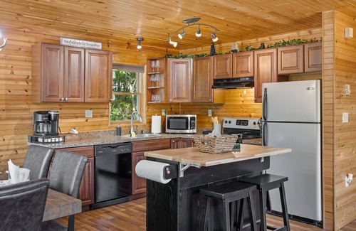 Mount Pocahontas Maison | Rustic Retreat - Fire-pit, Hot-Tub and more!