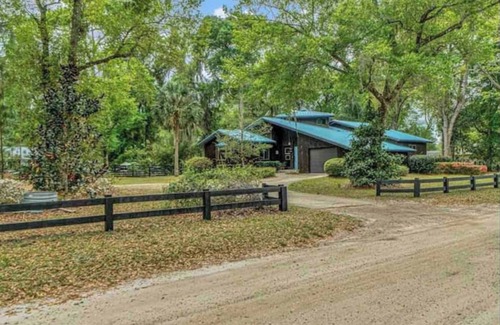 Lake Helen Maison | Rustic Retreat in the heart of Lake Helen