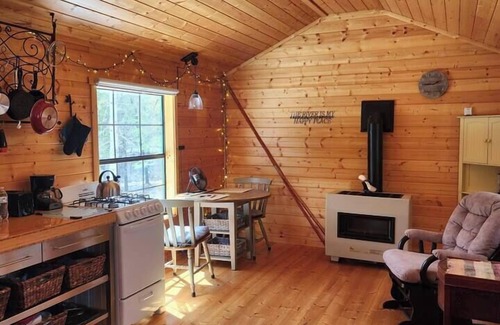 Melrude Cabine | Rustic Retreat on the River