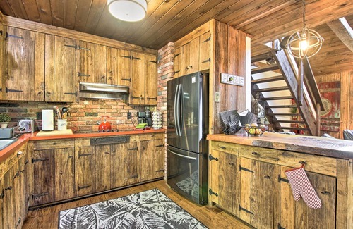 North Branford Maison | NEW! Rustic Retreat w/ Hot Tub in North Branford!