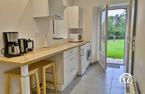 Saint-Cenere Cottage | Charme bucolique : gîte 2 chambres avec jardin, poêle à bois et activités nature