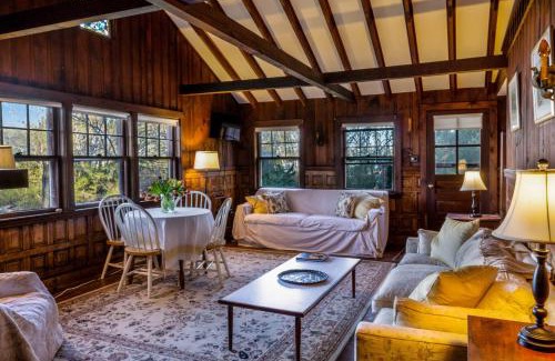 Rockport Maison | Rustic Rockport Cottage
