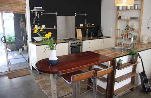 Iluka Appartement | Rustic romantic studio. The closest accommodation to Frazers Reef beach.