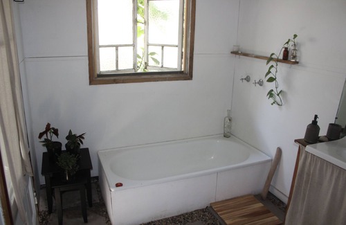 Iluka Appartement | Rustic romantic studio. The closest accommodation to Frazers Reef beach.