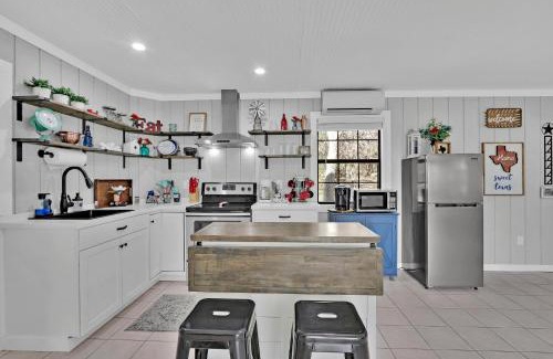 Bulverde Maison | Rustic Star Farmhouse at Moonlight Getaway