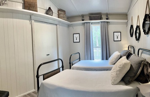 Chappell Hill Cabine | Rustic Star Hideaway - Cozy Cabin in Chappell Hill, TX