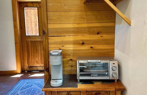 Penn Valley Appartement | Rustic Studio Getaway in the California Gold Country - Pet Friendly