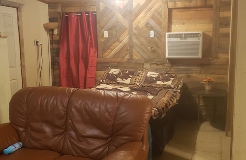 Crystal City Appartement | Rustic Studio Home.