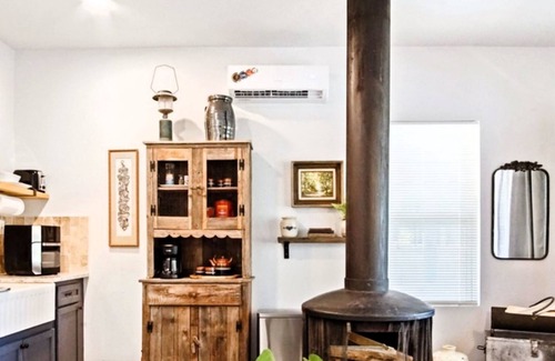 Central Oklahoma City Appartement | Rustic Studio Rain Shower 3min-asian Dist