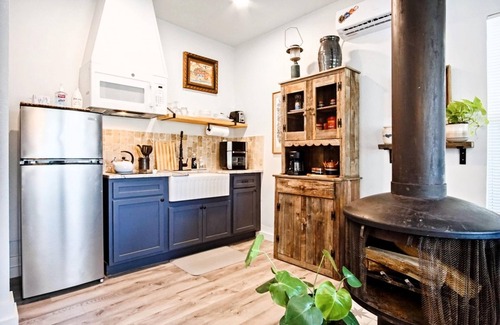 Central Oklahoma City Appartement | Rustic Studio Rain Shower 3min-asian Dist