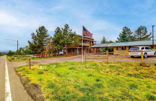 Cedaredge Cabine | Rustic studio with marvelous mountain views