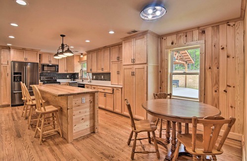 Sunset Maison | Rustic Sunset Escape on 67 Acres: Outdoor Kitchen