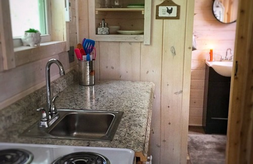 Newport Cabine | Mountain Farmer est une expérience rustique dans un excellent emplacement avec HotTub privé!