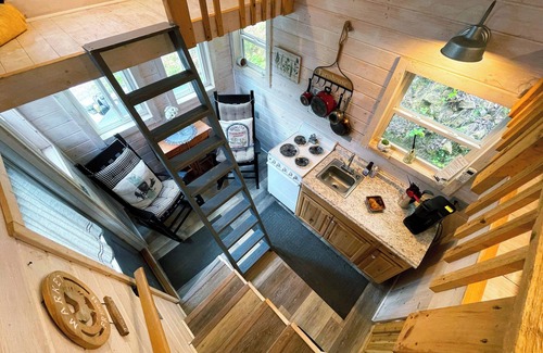 Newport Cabine | Mountain Farmer est une expérience rustique dans un excellent emplacement avec HotTub privé!