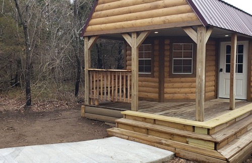Tulsa Cabine | Rustic Tiny Cabin with private hot tub 7mins from downtown