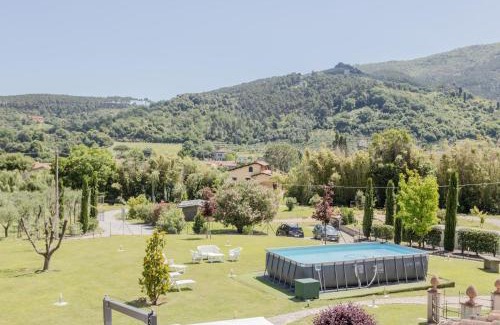 Vorno Appartement | Rustic Villetta with Garden, Pool and Parking
